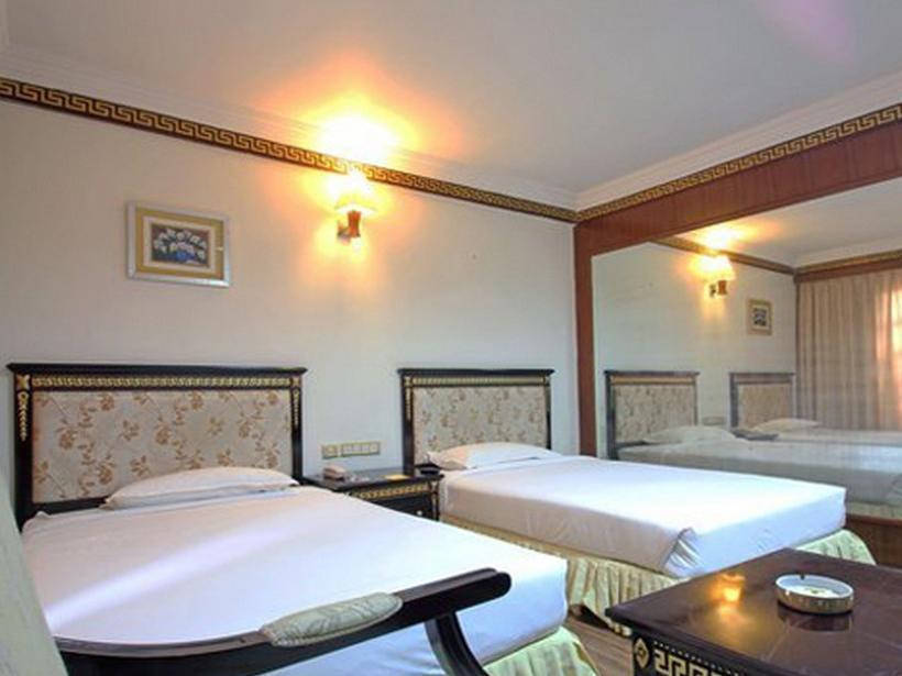 The Shelton Grand Hotel Bengaluru Zewnętrze zdjęcie